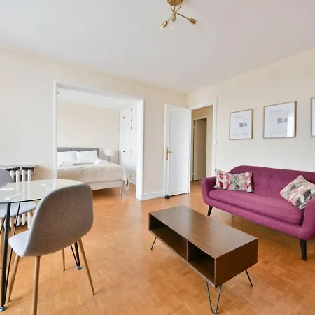 아파트 Vibrant 1br With Balcony And View Of Eiffel Tower 파리