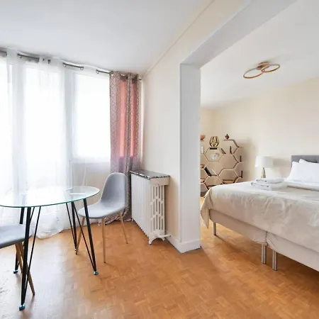 아파트 Vibrant 1br With Balcony And View Of Eiffel Tower *