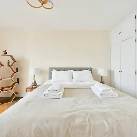 아파트 Vibrant 1br With Balcony And View Of Eiffel Tower 파리
