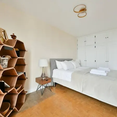 Vibrant 1br With Balcony And View Of Eiffel Tower *