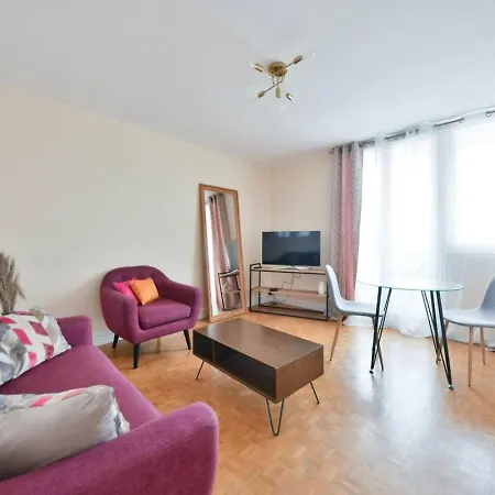 Vibrant 1br With Balcony And View Of Eiffel Tower