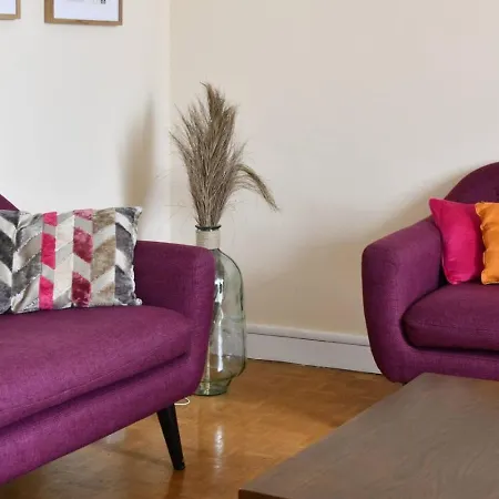 Appartement Vibrant 1br With Balcony And View Of Eiffel Tower Parijs